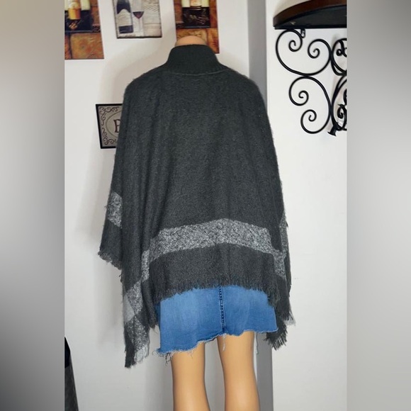 EUC Gray poncho Cape with zipper, great for chilly weather turtleneck ONE SIZE - Picture 6 of 16